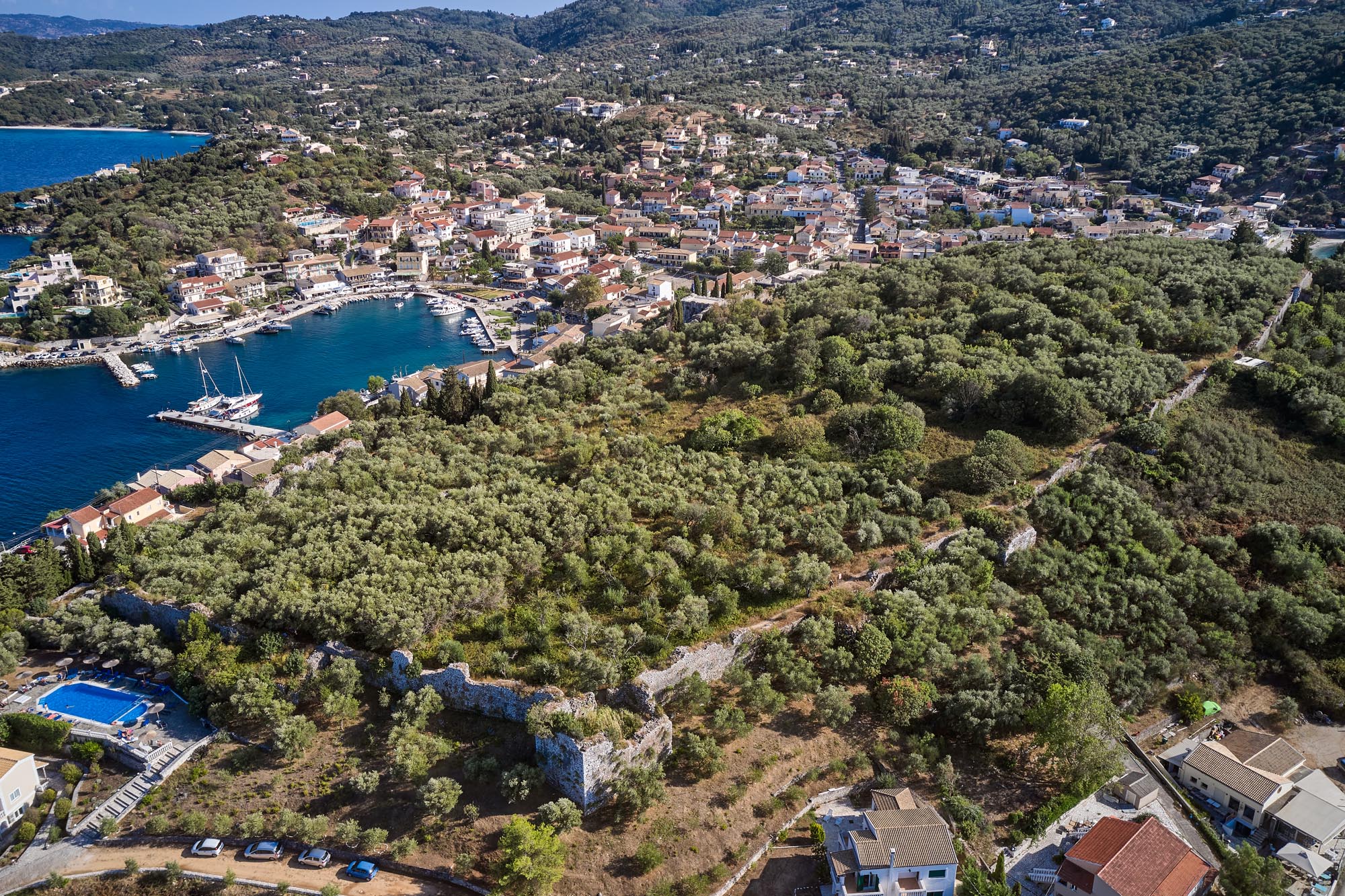 Άποψη του οικισμού και του κάστρου της Κασσιώπης, αρχείο ΕΦΑ Κέρκυρας