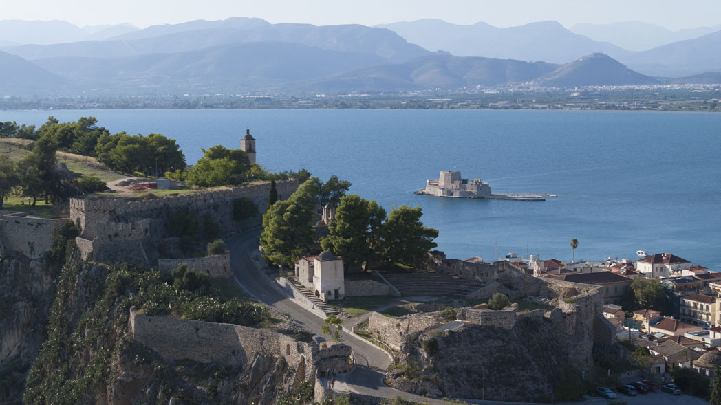 Φράγκικο κάστρο. Διακρίνεται το οχύρωμα (traversa) Gambello, και το στρατιωτικό νοσοκομείο του Καποδίστρια. Στο βάθος, το Μπούρτζι. Αρχείο ΔΒΜΑ - Κ. Ξενικάκης