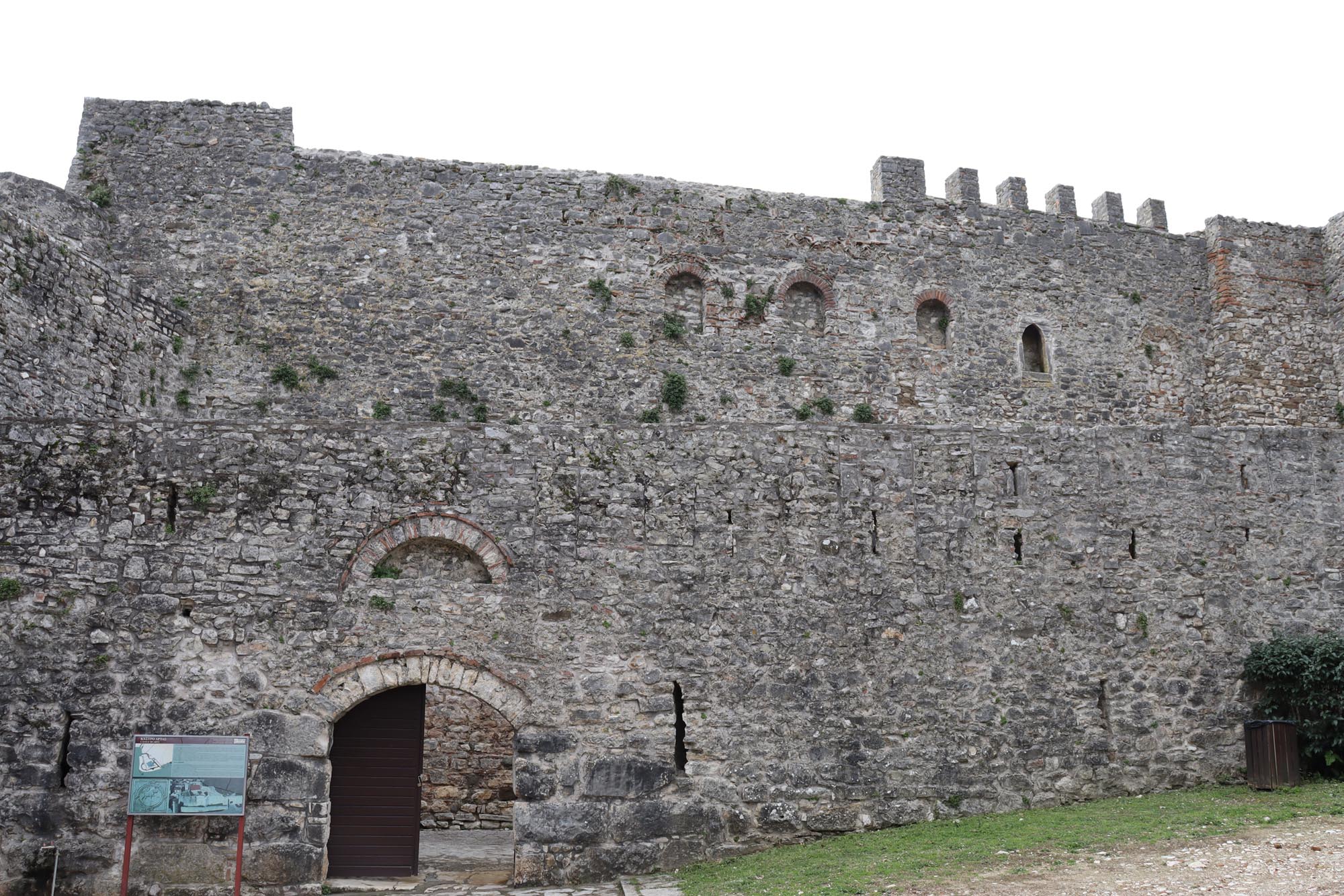 Η πύλη στο προτείχισμα που προστατεύει την ακρόπολη. Αρχείο ΔΒΜΑ